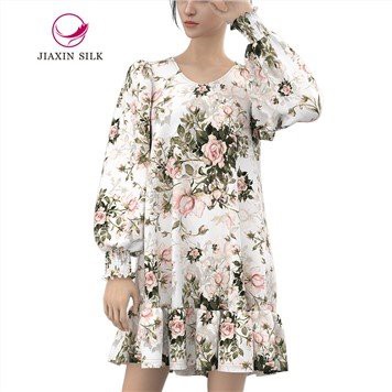 Puhtast siidist kleit kauni lilletrükiga