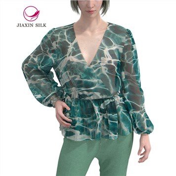 Siidist šifoonist pluus sügava V-kaelusega